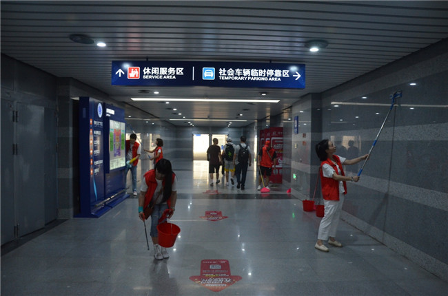 城投集團開展“創(chuàng)衛(wèi)迎暗訪、全城大掃除”主題志愿活動