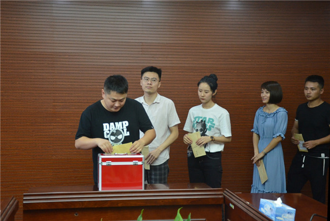 城投集團(tuán)開展“傳承紅色基因，敬老愛幼先行” 現(xiàn)場獻(xiàn)愛心活動(dòng)